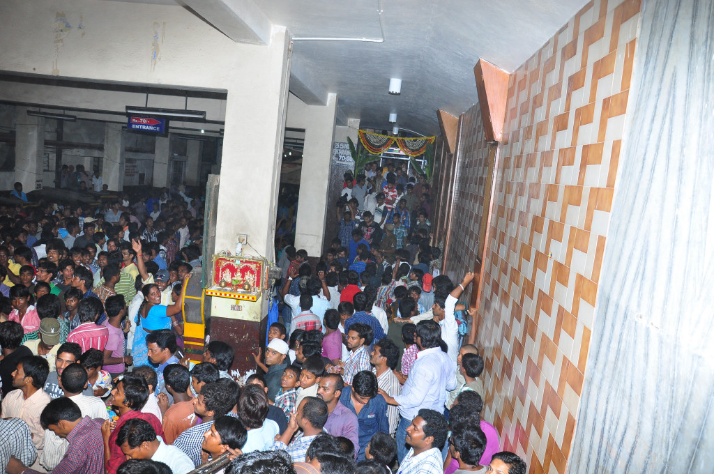 Iddarammayilatho Theatre Coverage