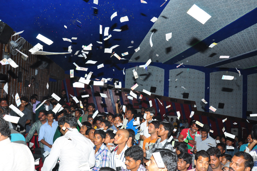 Iddarammayilatho Theatre Coverage
