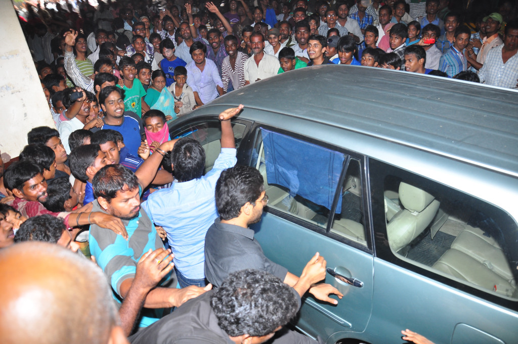 Iddarammayilatho Theatre Coverage