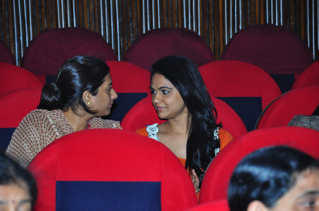 Iddarammayilatho Theatre Coverage