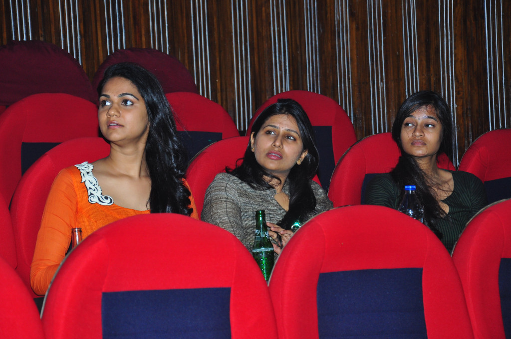 Iddarammayilatho Theatre Coverage