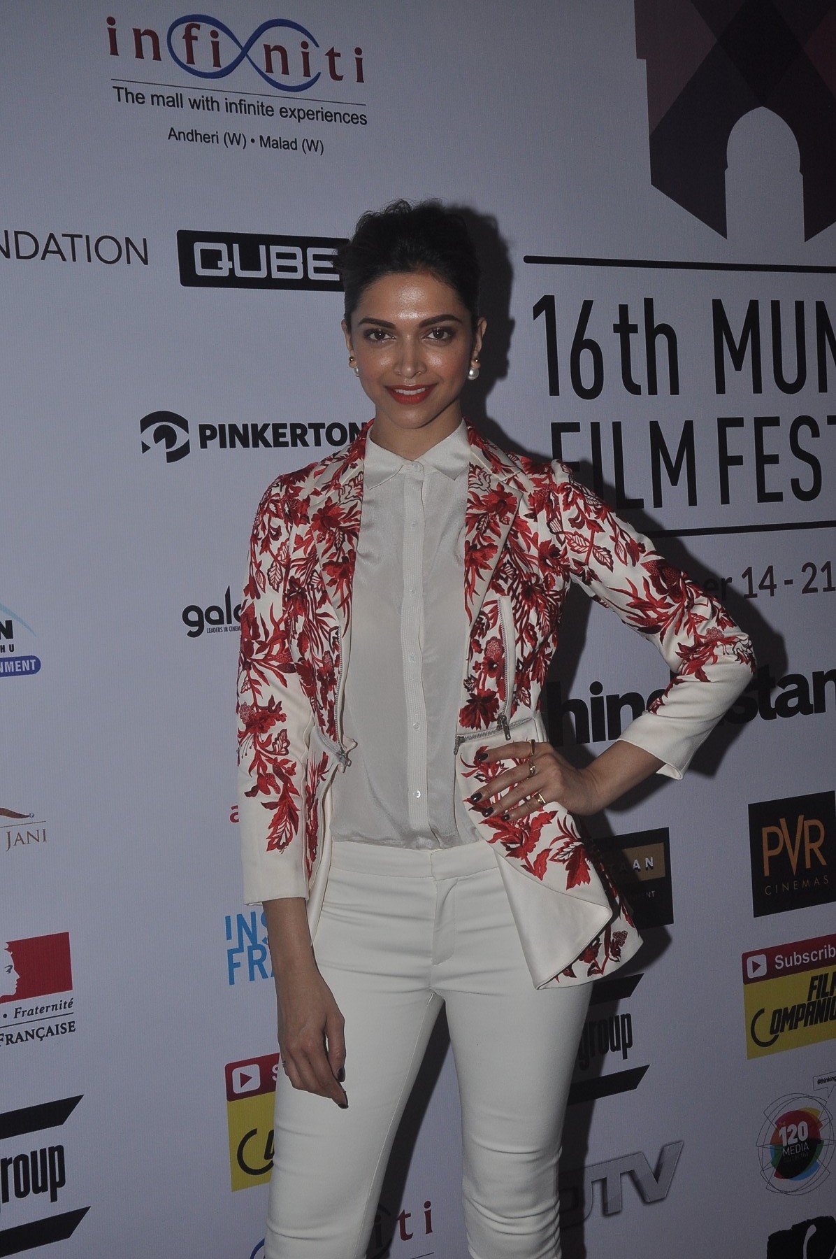 Imran Khan and Deepika Padukone at 16th Mumbai Film Festival