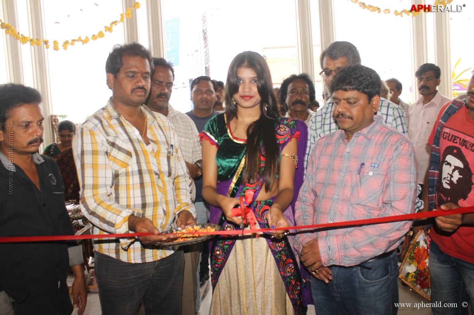 Isha Agarwal Inaugurated Silk Of India Exhibition