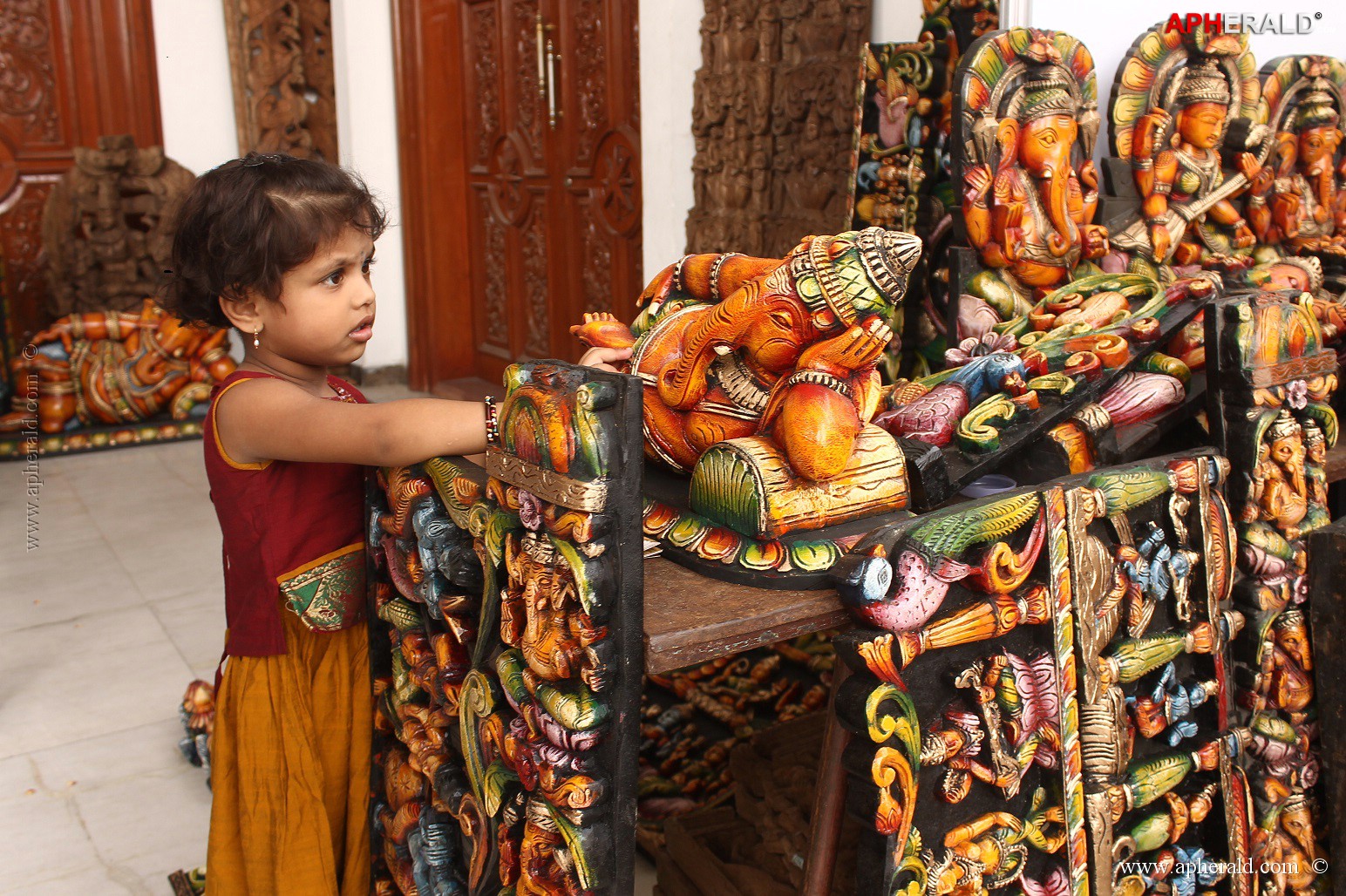 Isha Agarwal Inaugurated Silk Of India Exhibition
