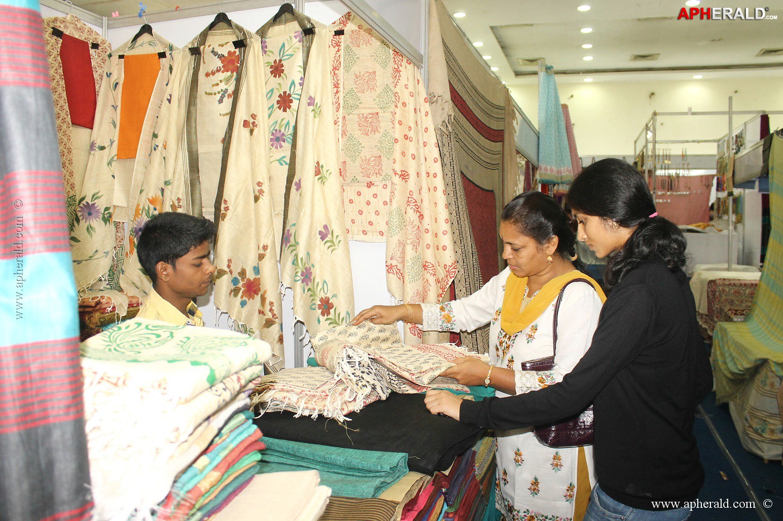 Isha Agarwal Inaugurated Silk Of India Exhibition
