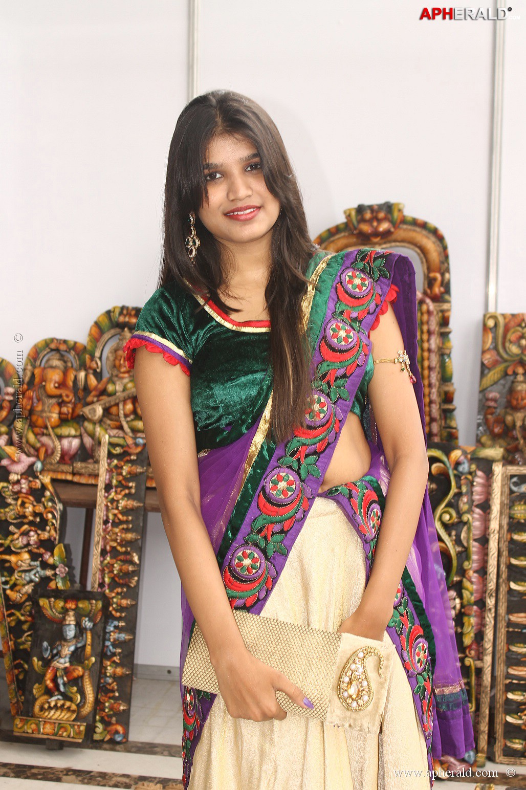 Isha Agarwal Inaugurated Silk Of India Exhibition