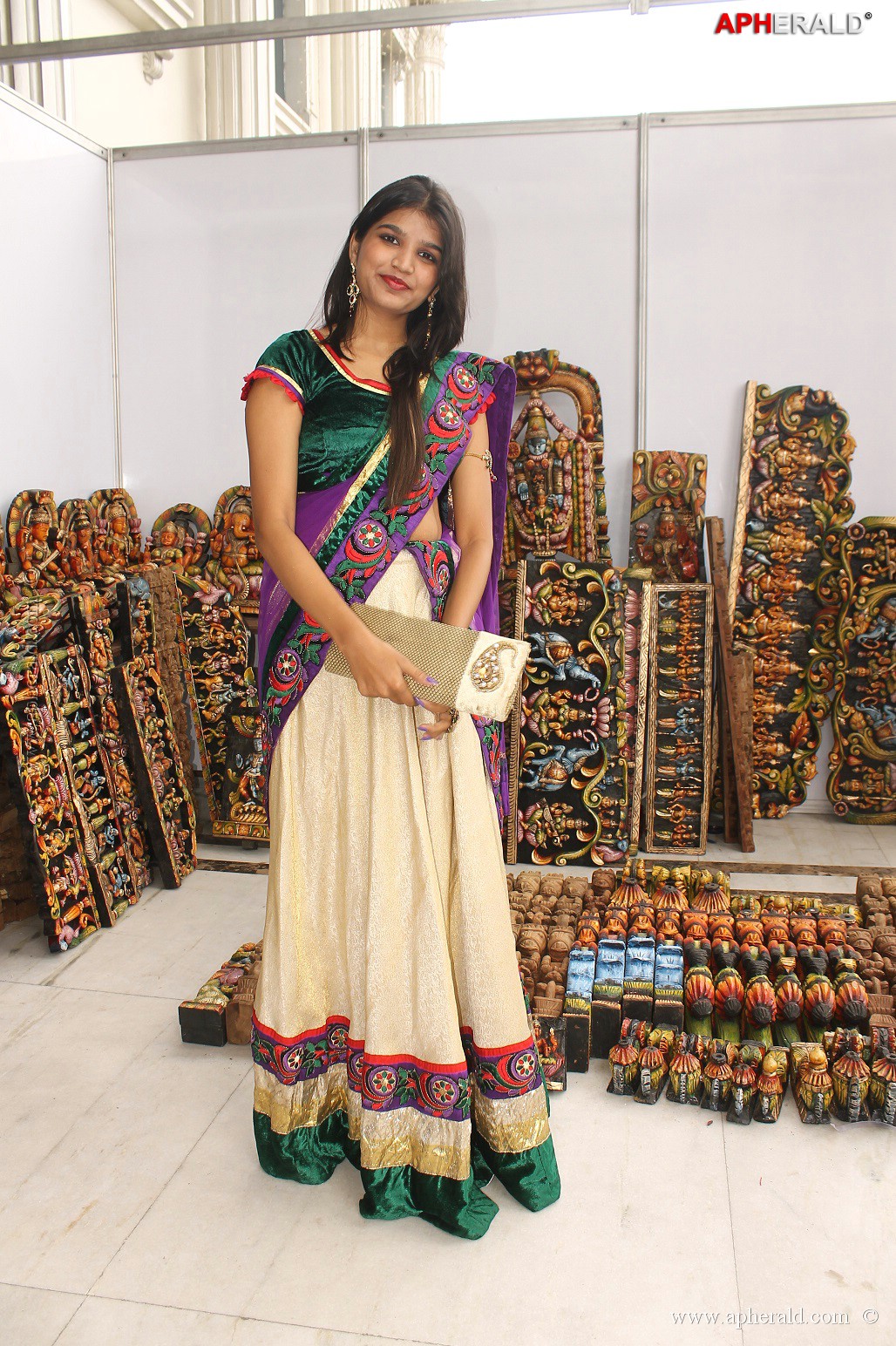 Isha Agarwal Inaugurated Silk Of India Exhibition