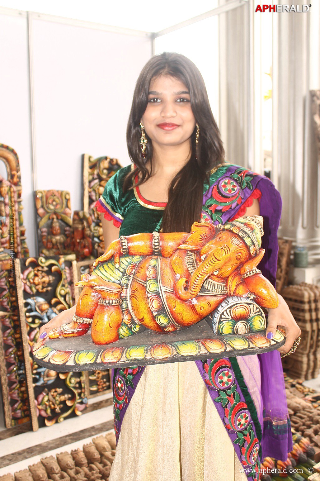 Isha Agarwal Inaugurated Silk Of India Exhibition