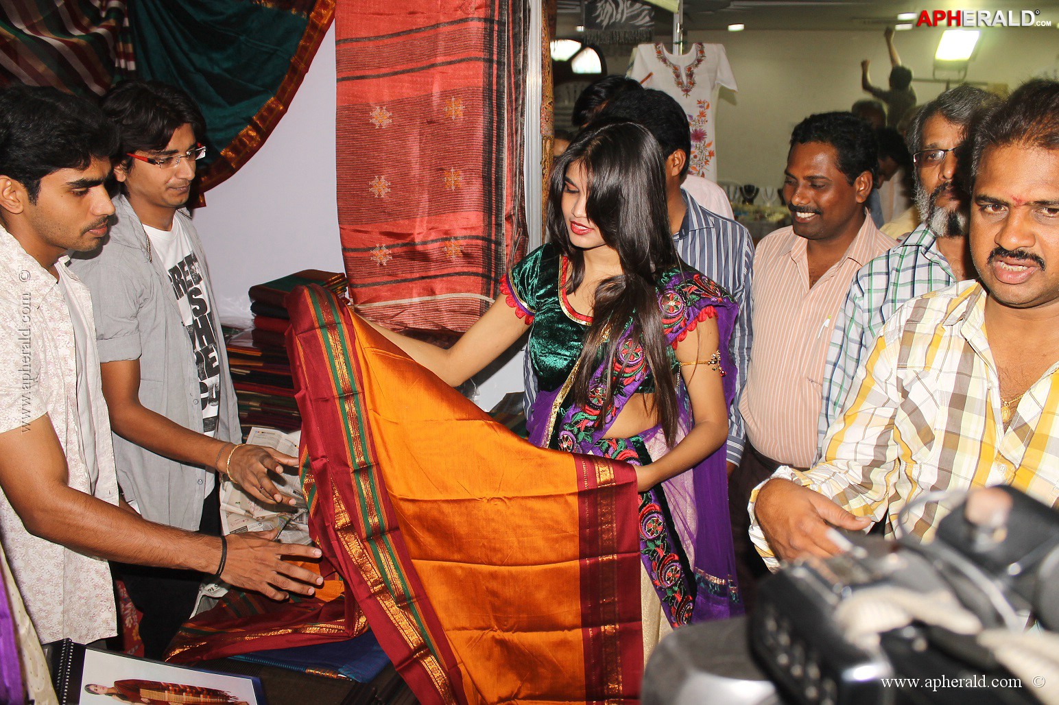 Isha Agarwal Inaugurated Silk Of India Exhibition