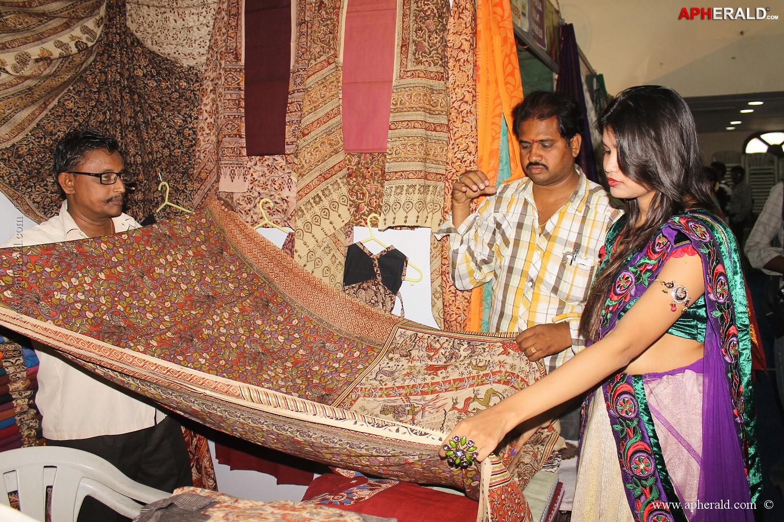 Isha Agarwal Inaugurated Silk Of India Exhibition