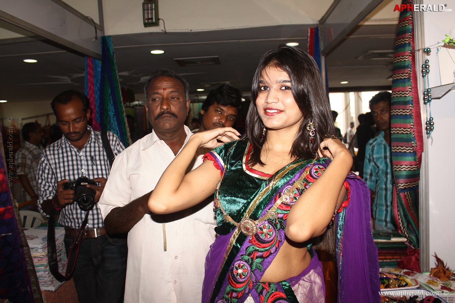 Isha Agarwal Inaugurated Silk Of India Exhibition