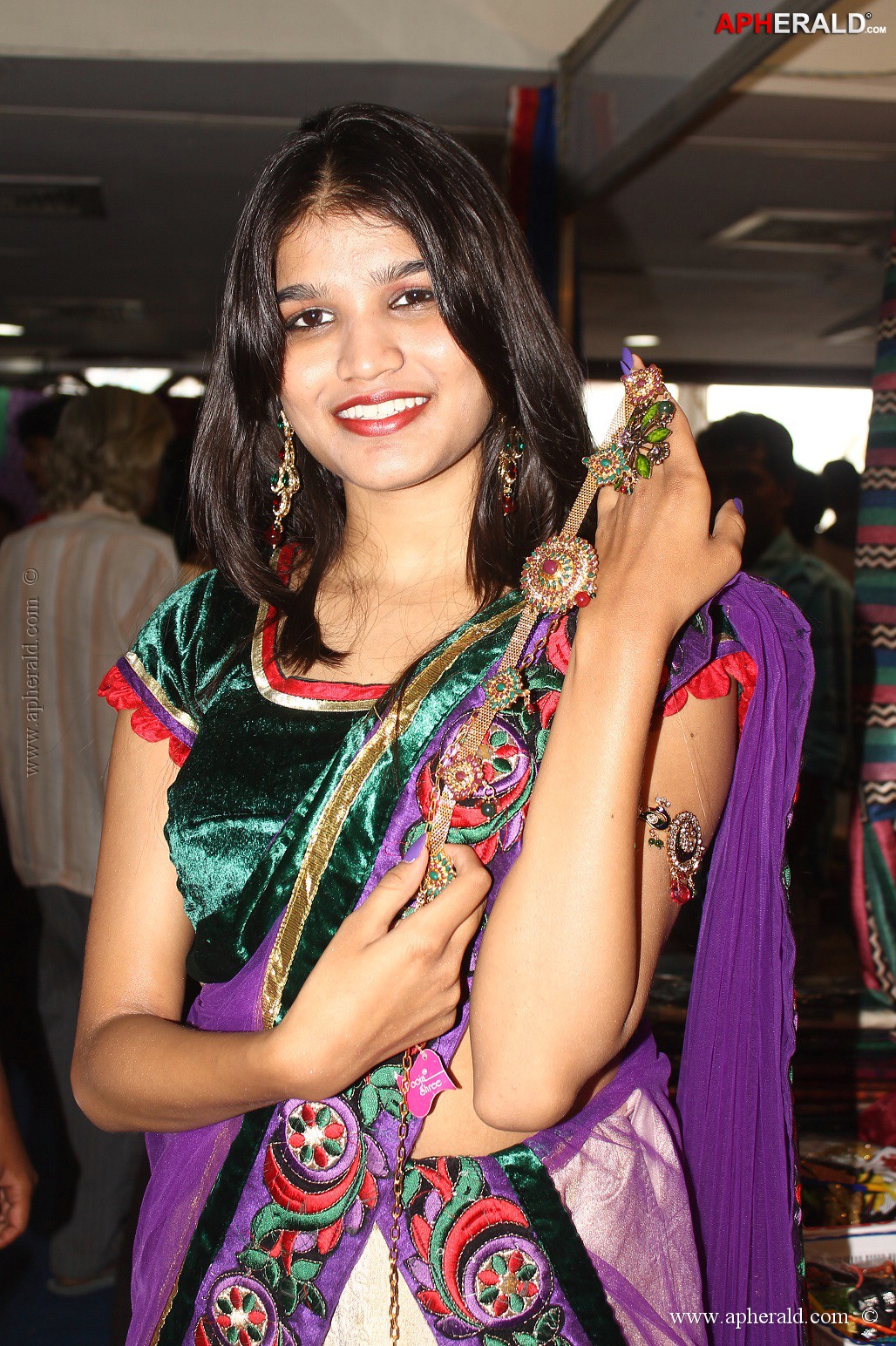 Isha Agarwal Inaugurated Silk Of India Exhibition
