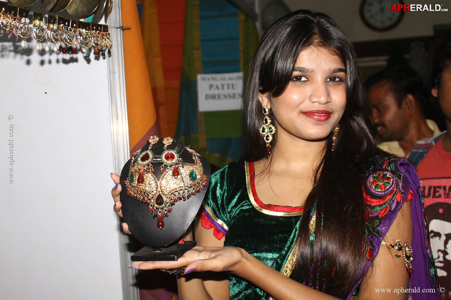 Isha Agarwal Inaugurated Silk Of India Exhibition
