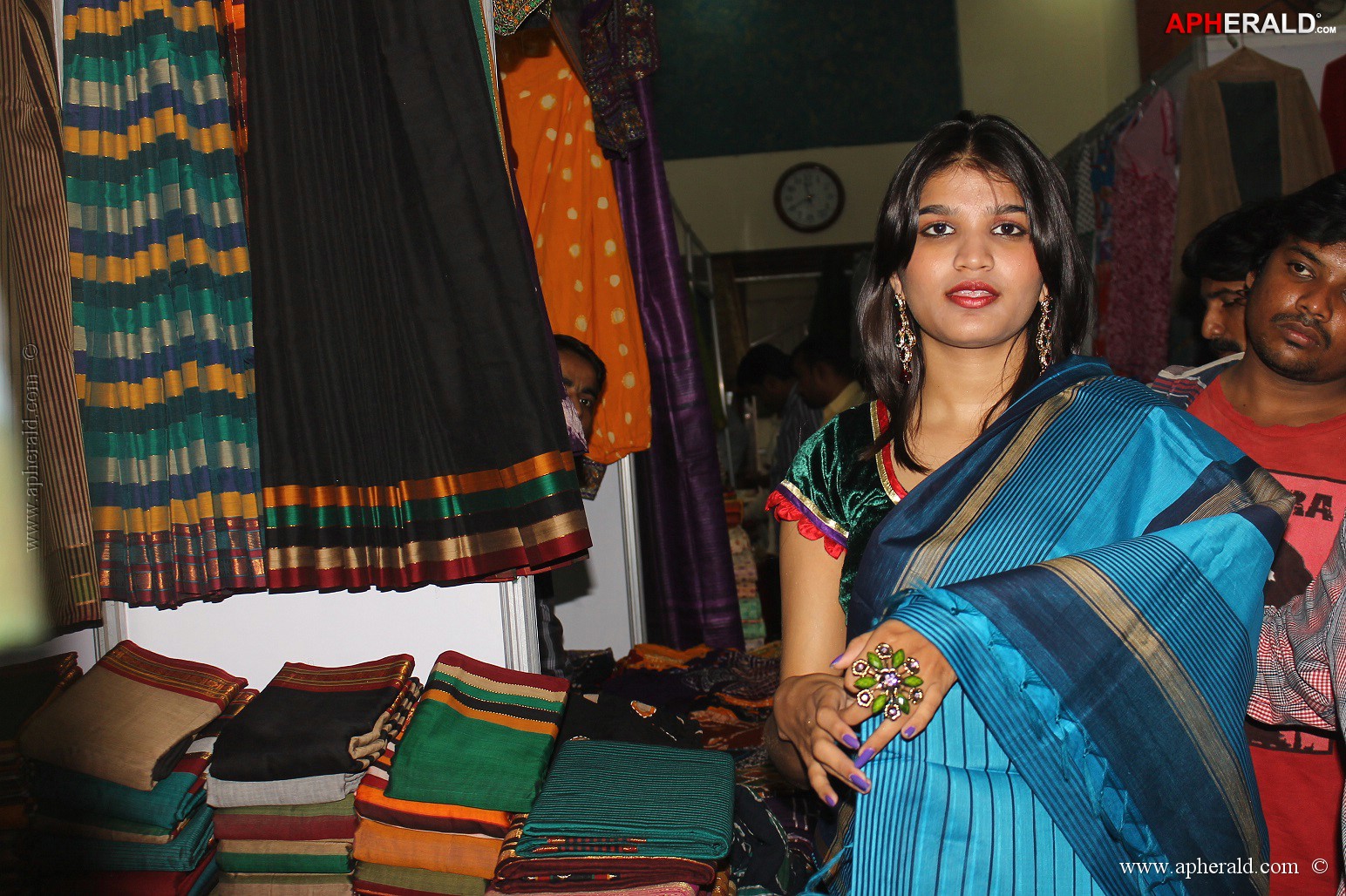 Isha Agarwal Inaugurated Silk Of India Exhibition
