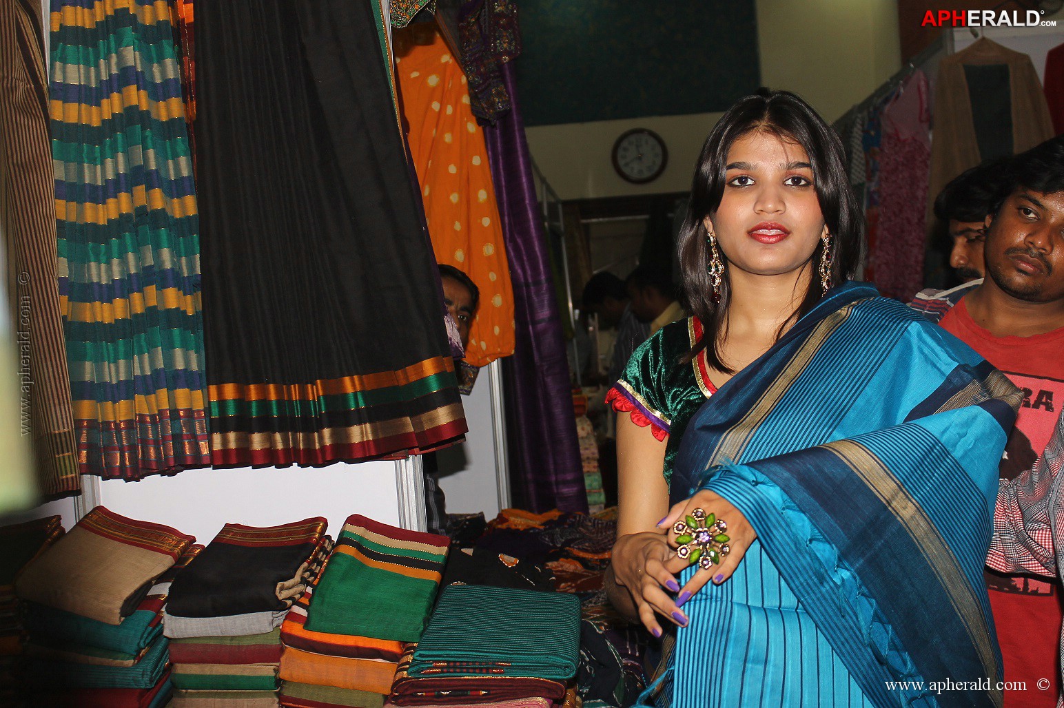 Isha Agarwal Inaugurated Silk Of India Exhibition