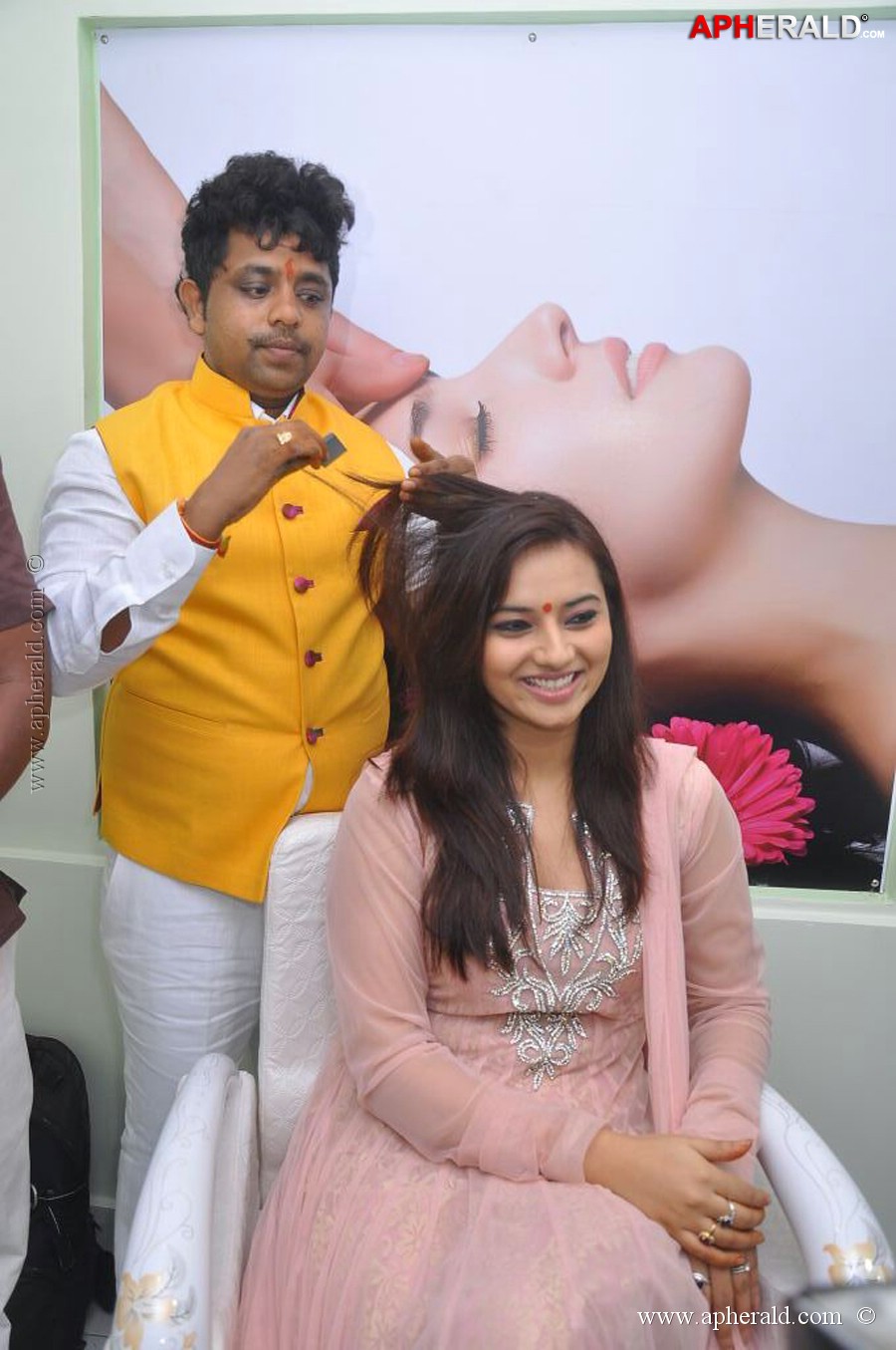 Isha Chawla at De Charms Spa n Salon Launch