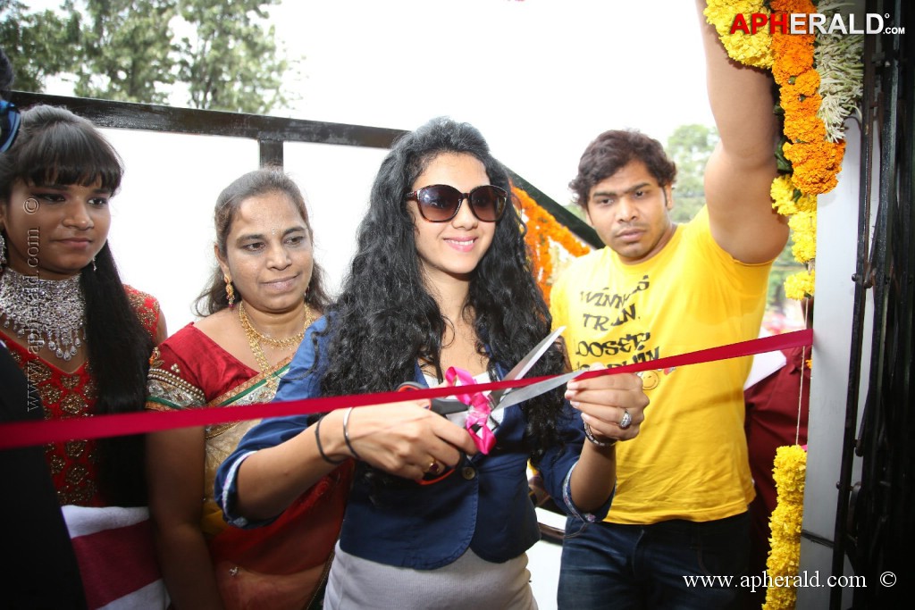 Kamna Jethmalani at Naveena Clinic Opening
