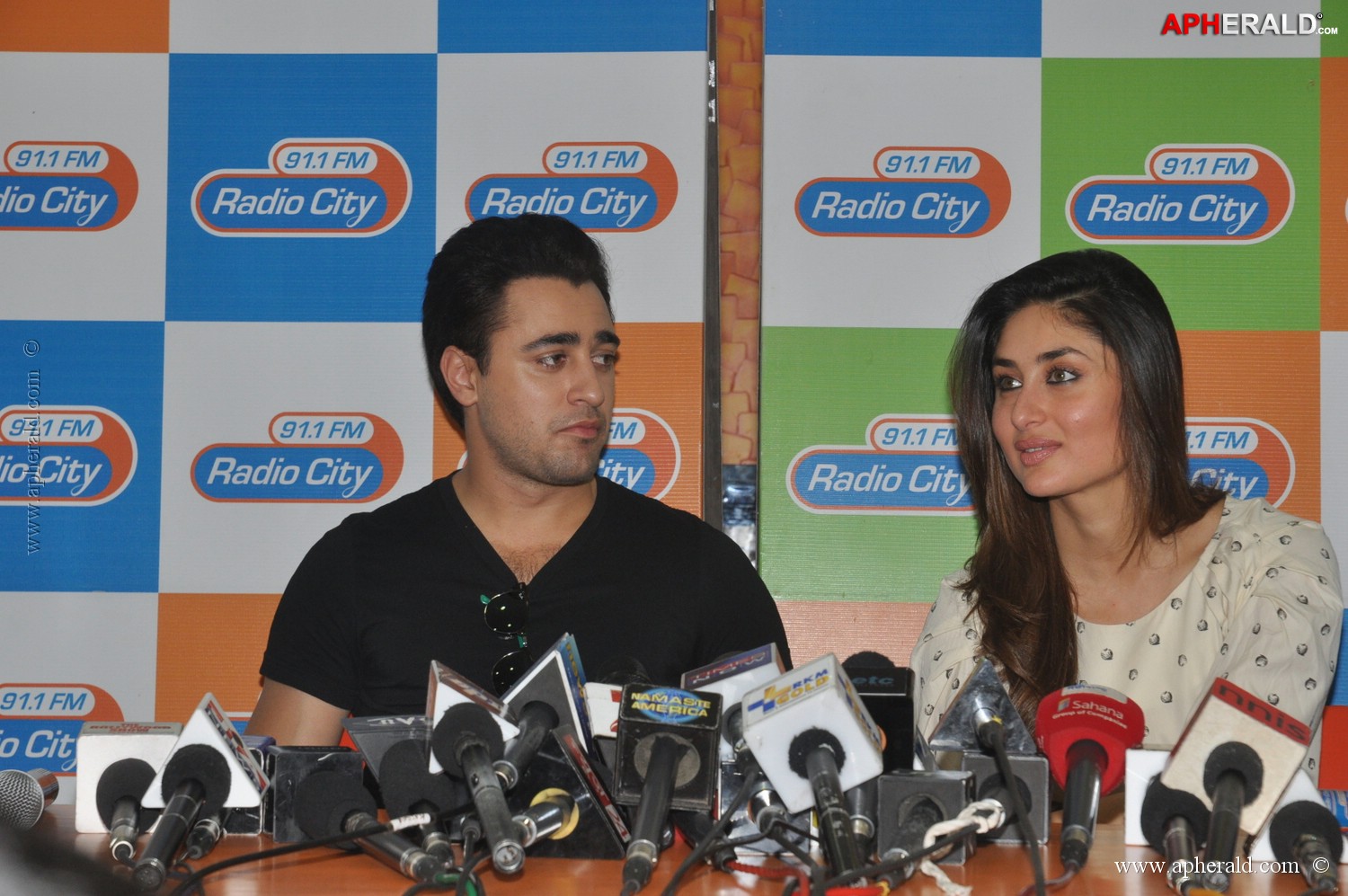 Kareena Kapoor n Imran Khan at Radio City 