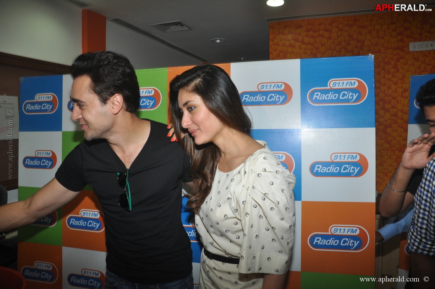 Kareena Kapoor n Imran Khan at Radio City 