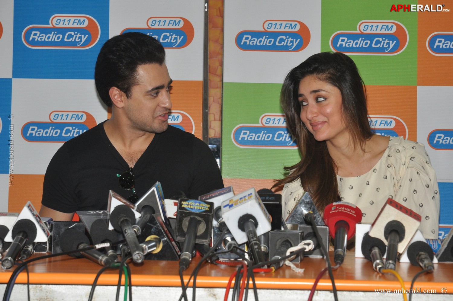 Kareena Kapoor n Imran Khan at Radio City 