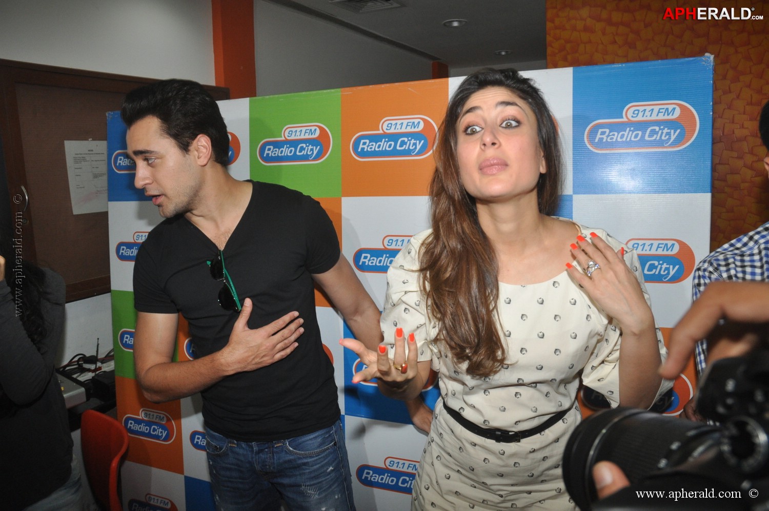 Kareena Kapoor n Imran Khan at Radio City 