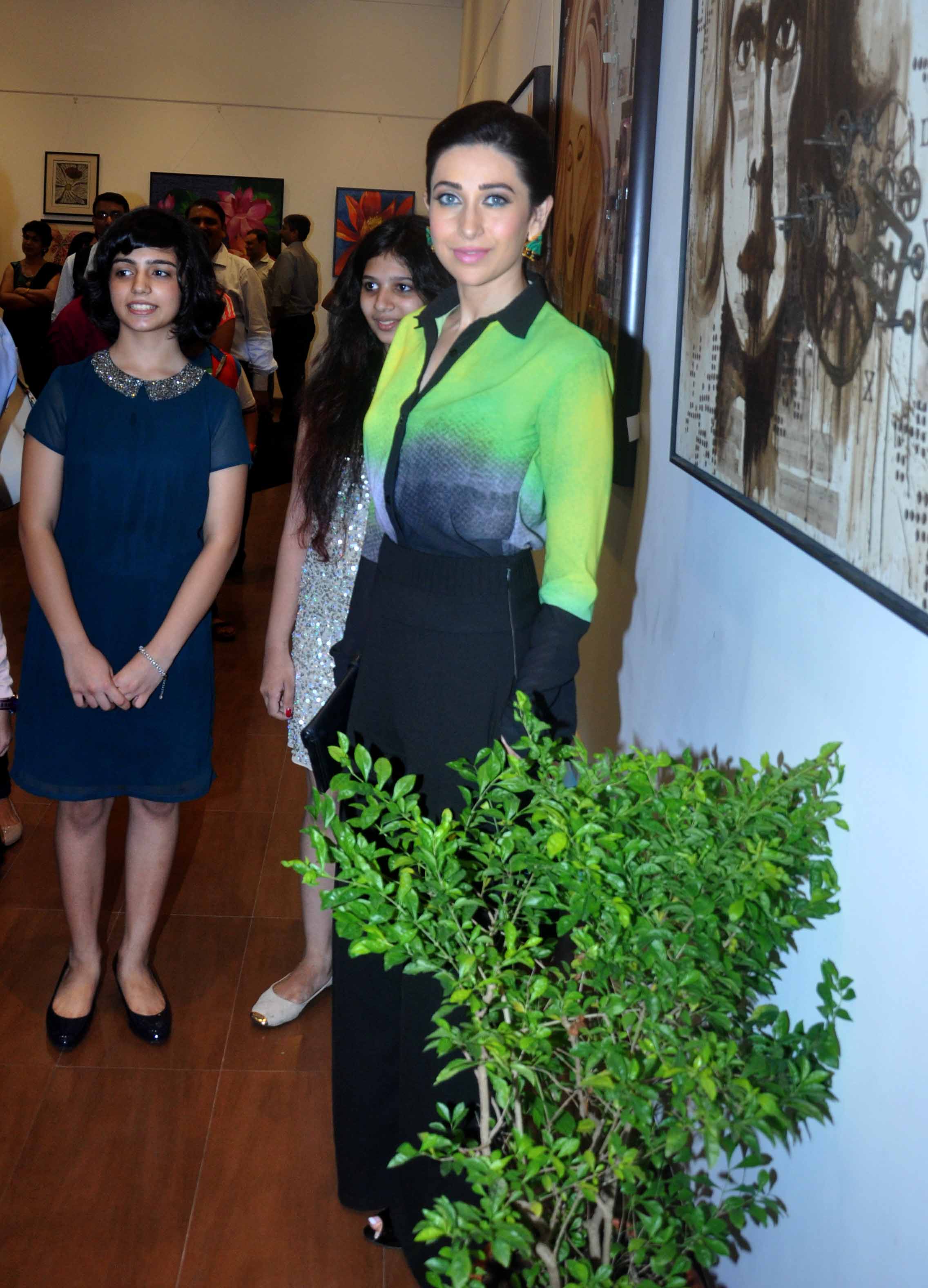 Karishma Kapoor At Bal Disha Exhibition Pics