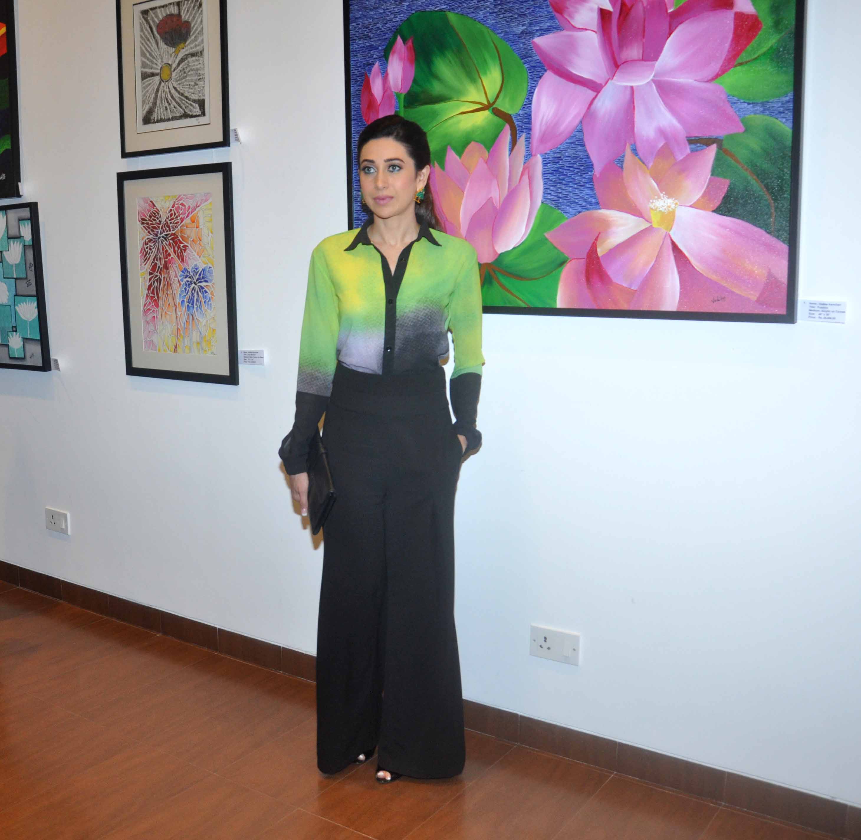 Karishma Kapoor At Bal Disha Exhibition Pics
