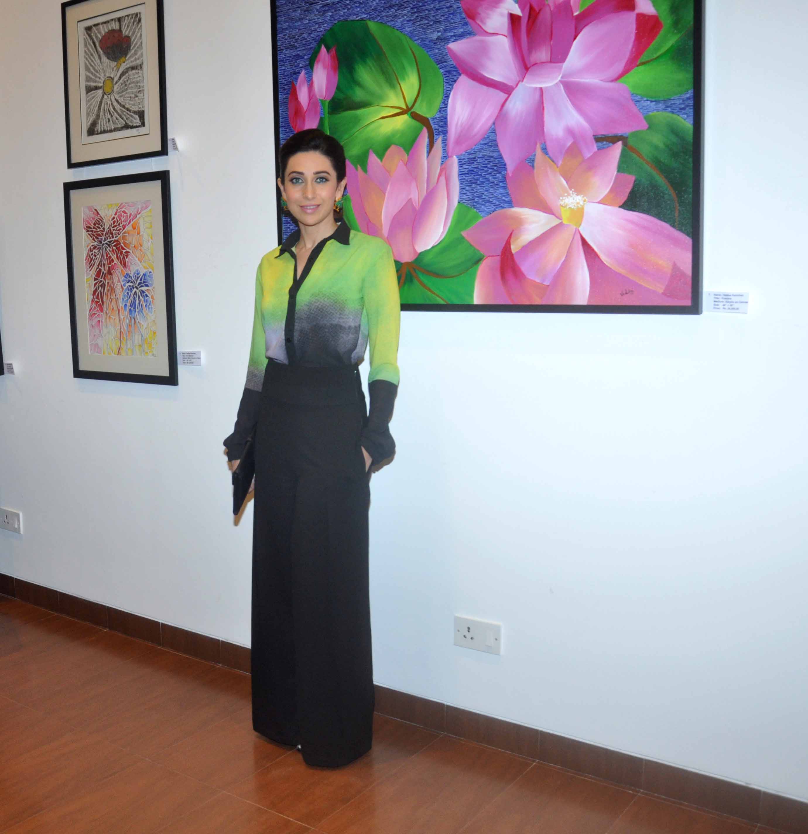 Karishma Kapoor At Bal Disha Exhibition Pics