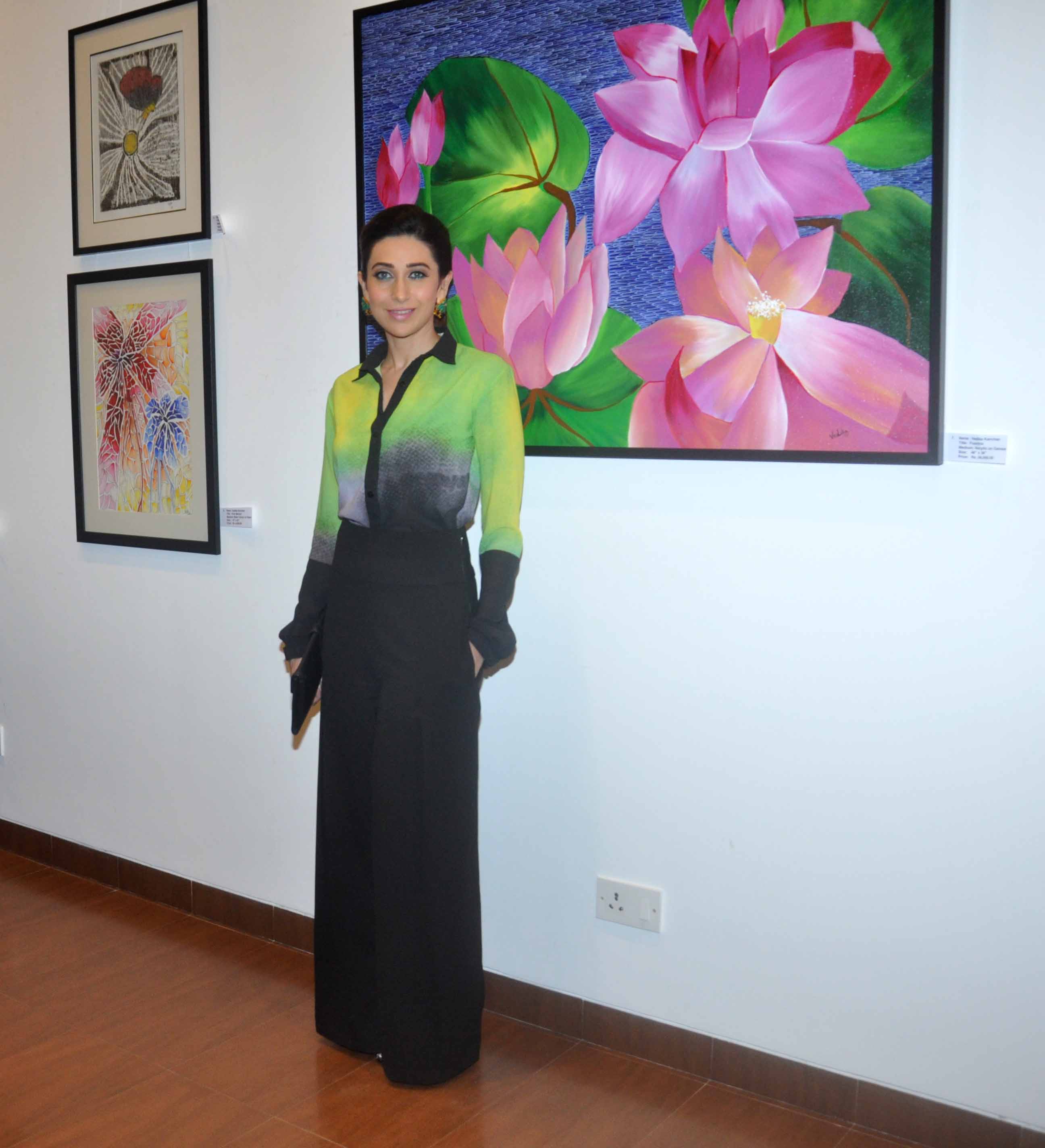 Karishma Kapoor At Bal Disha Exhibition Pics