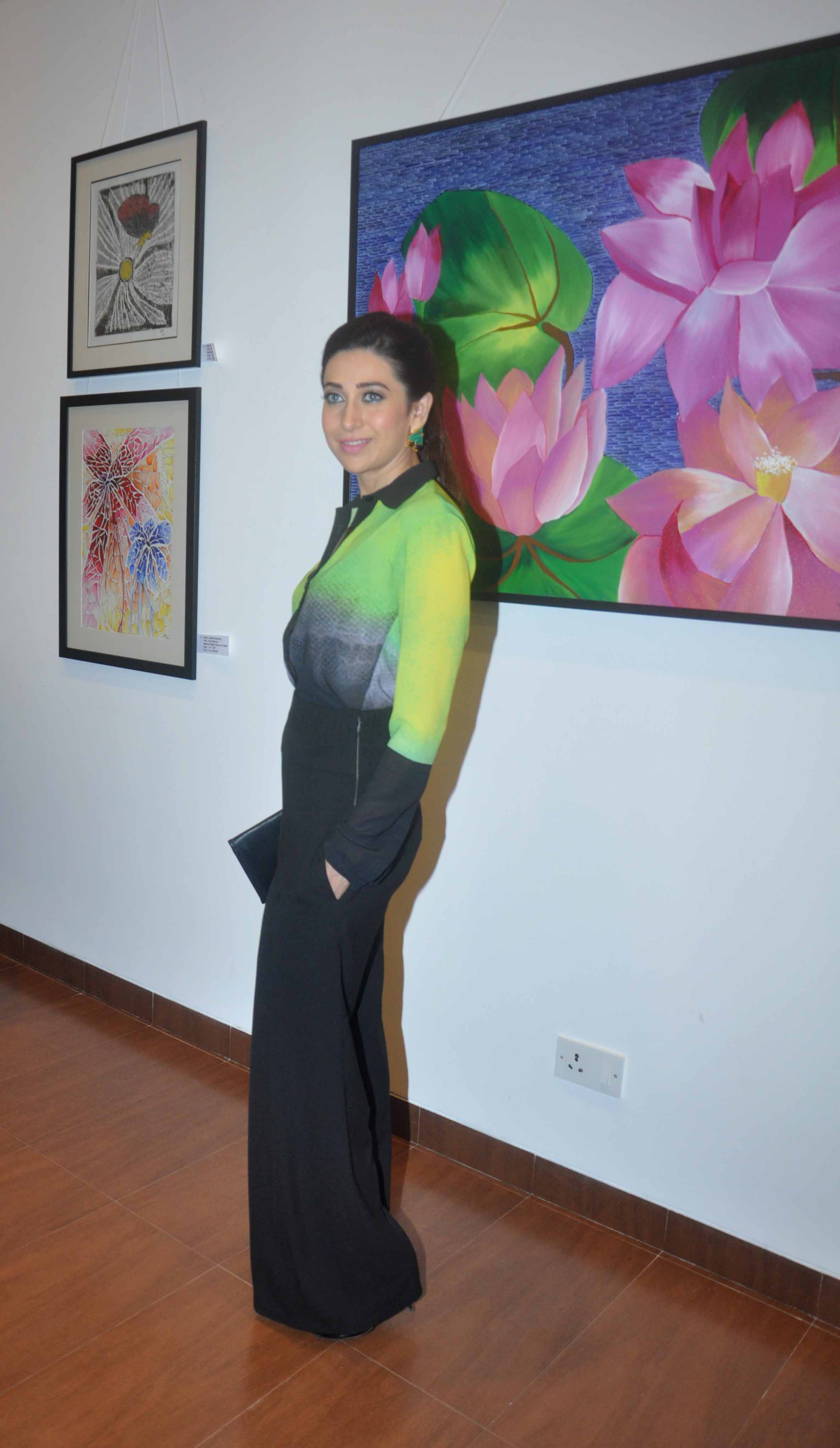 Karishma Kapoor At Bal Disha Exhibition Pics
