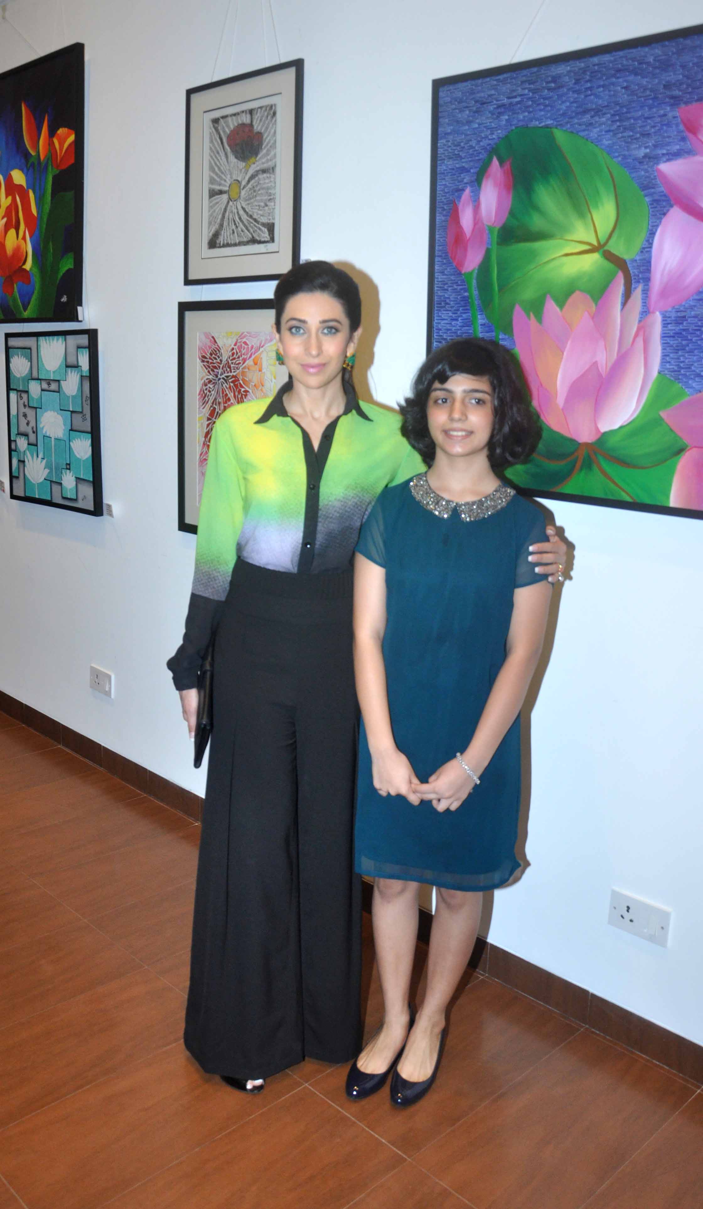 Karishma Kapoor At Bal Disha Exhibition Pics