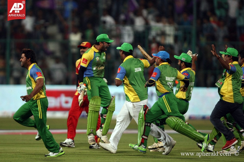 Kerala Strikers Vs Telugu Warriors Match Photos