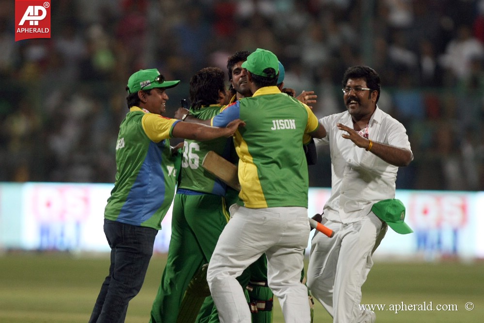 Kerala Strikers Vs Telugu Warriors Match Photos