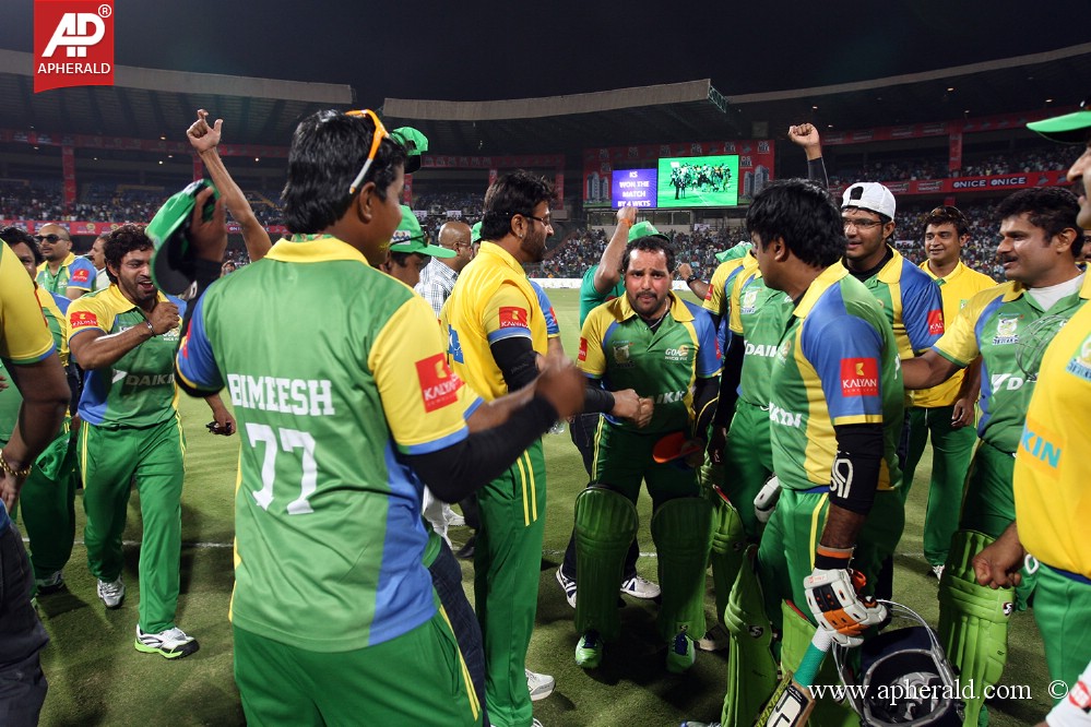 Kerala Strikers Vs Telugu Warriors Match Photos