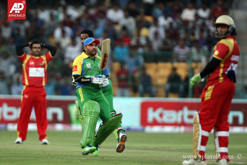 Kerala Strikers Vs Telugu Warriors Match Photos