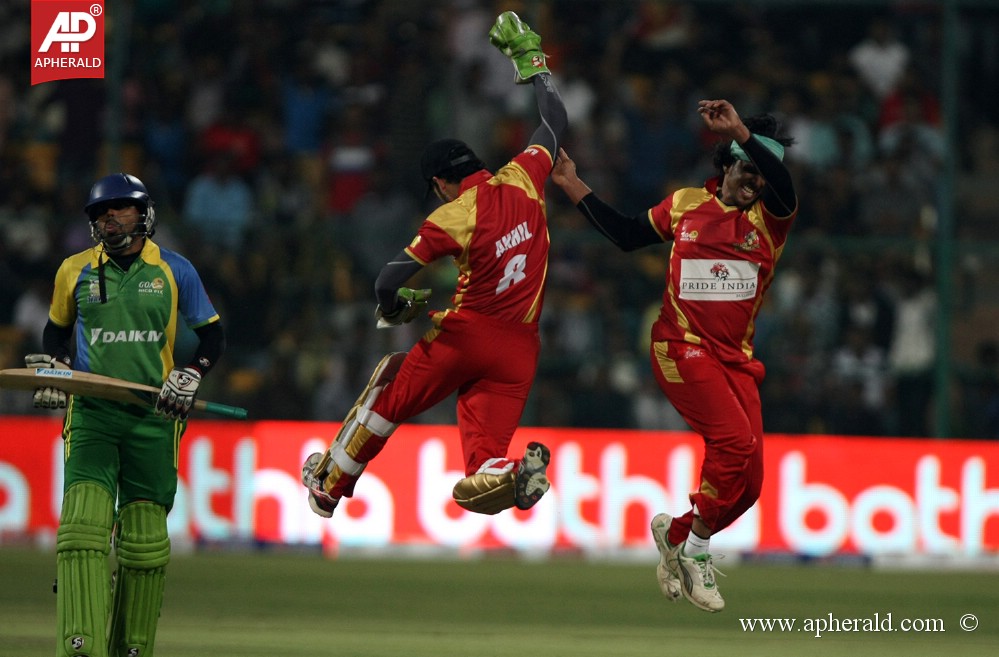 Kerala Strikers Vs Telugu Warriors Match Photos