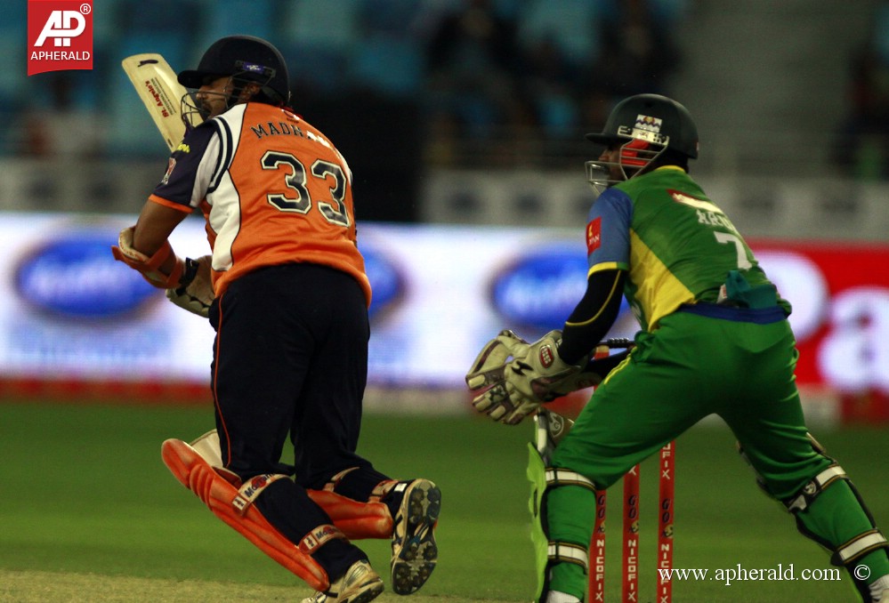 CCL 4 Kerala Strikers Vs Veer Marathi Match Pics