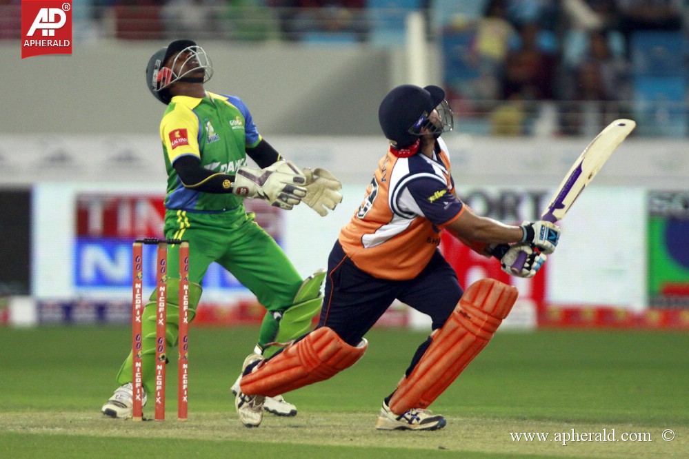 CCL 4 Kerala Strikers Vs Veer Marathi Match Pics