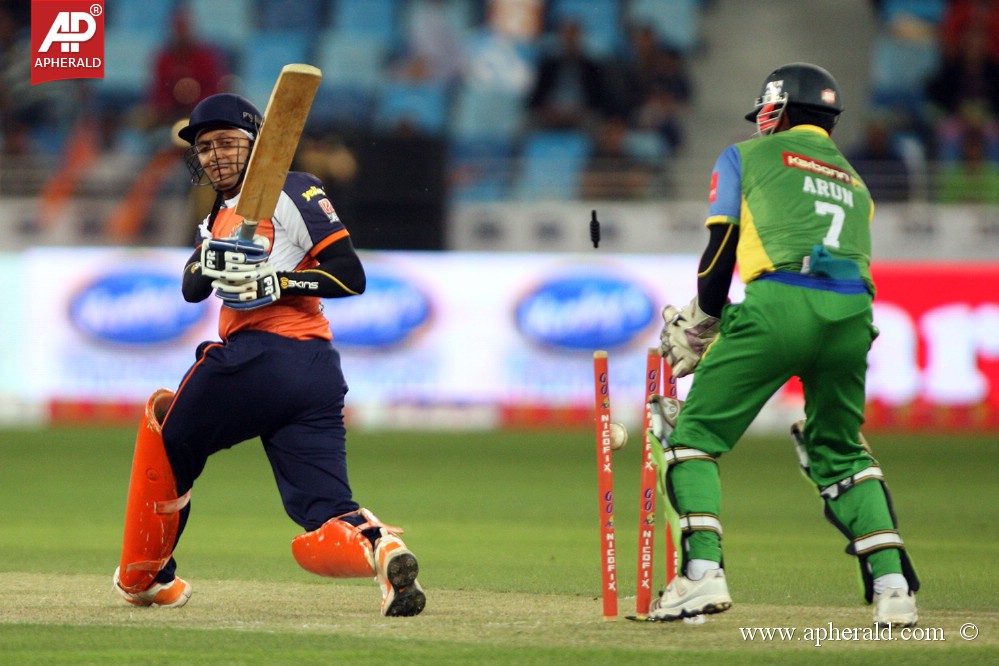 CCL 4 Kerala Strikers Vs Veer Marathi Match Pics