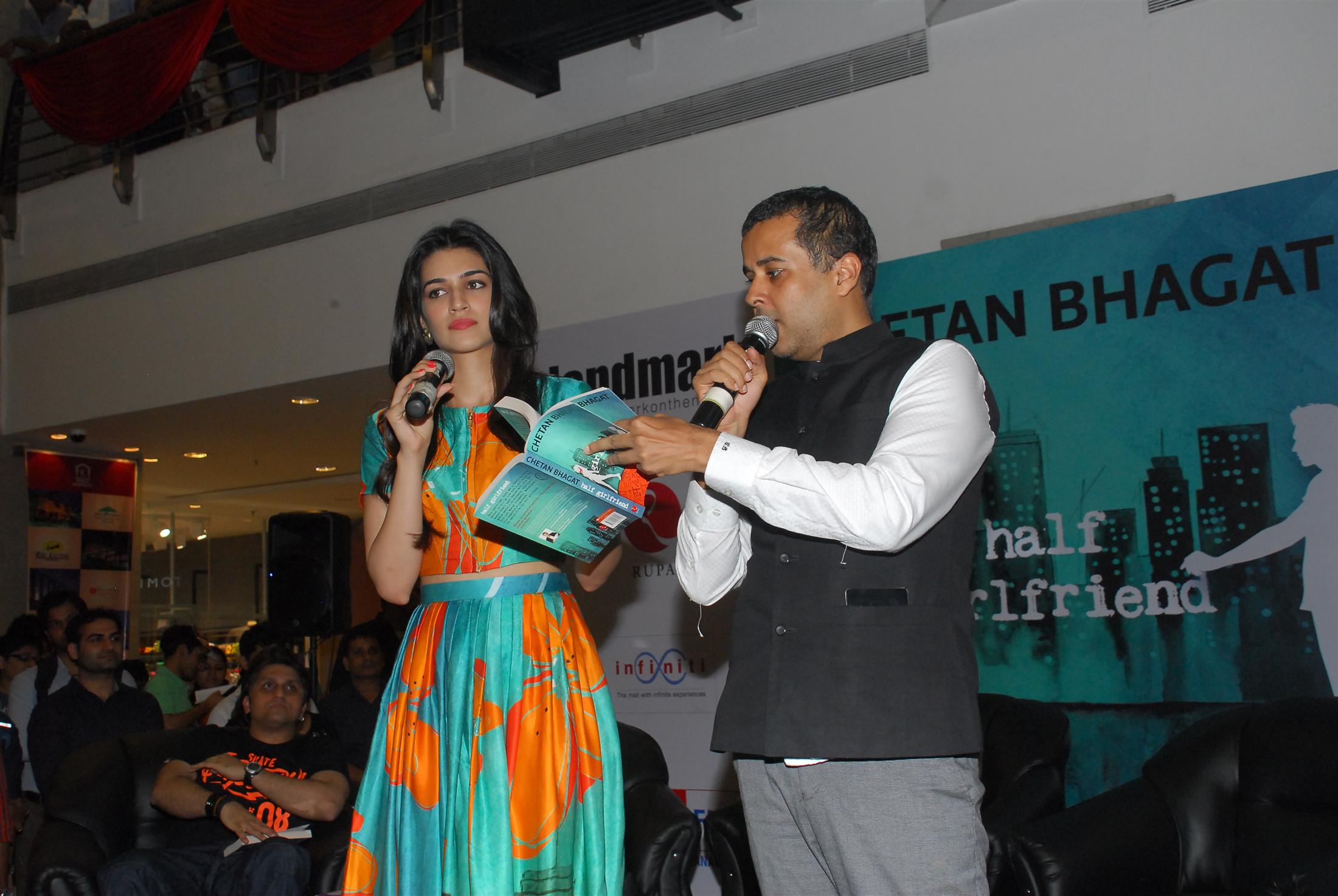 Kriti Sanon Launch Chetan Bhagat Half Girlfriend Book