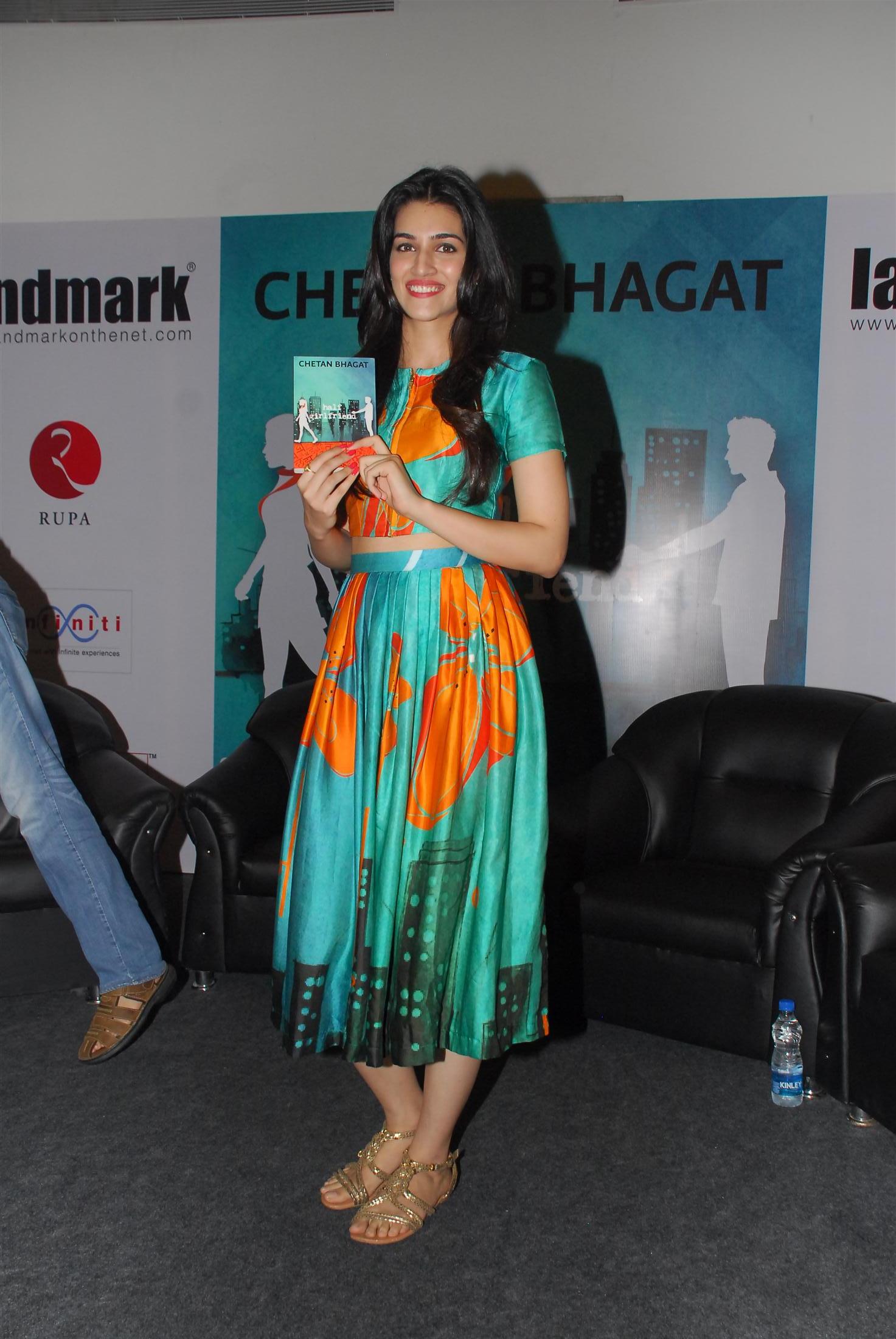 Kriti Sanon Launch Chetan Bhagat Half Girlfriend Book