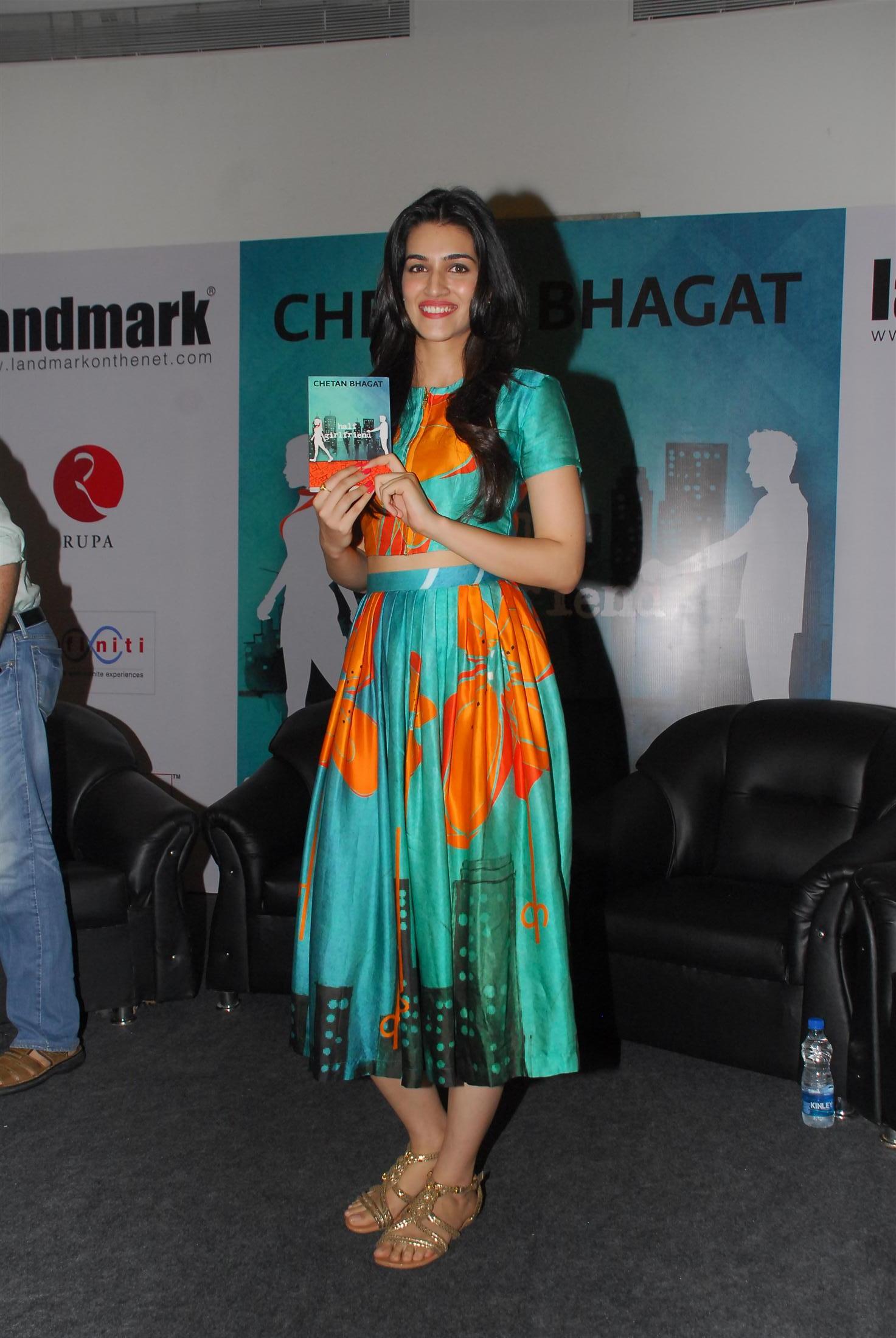 Kriti Sanon Launch Chetan Bhagat Half Girlfriend Book