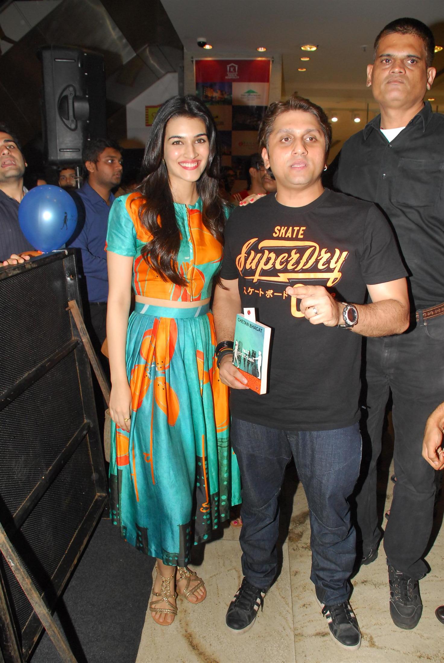 Kriti Sanon Launch Chetan Bhagat Half Girlfriend Book