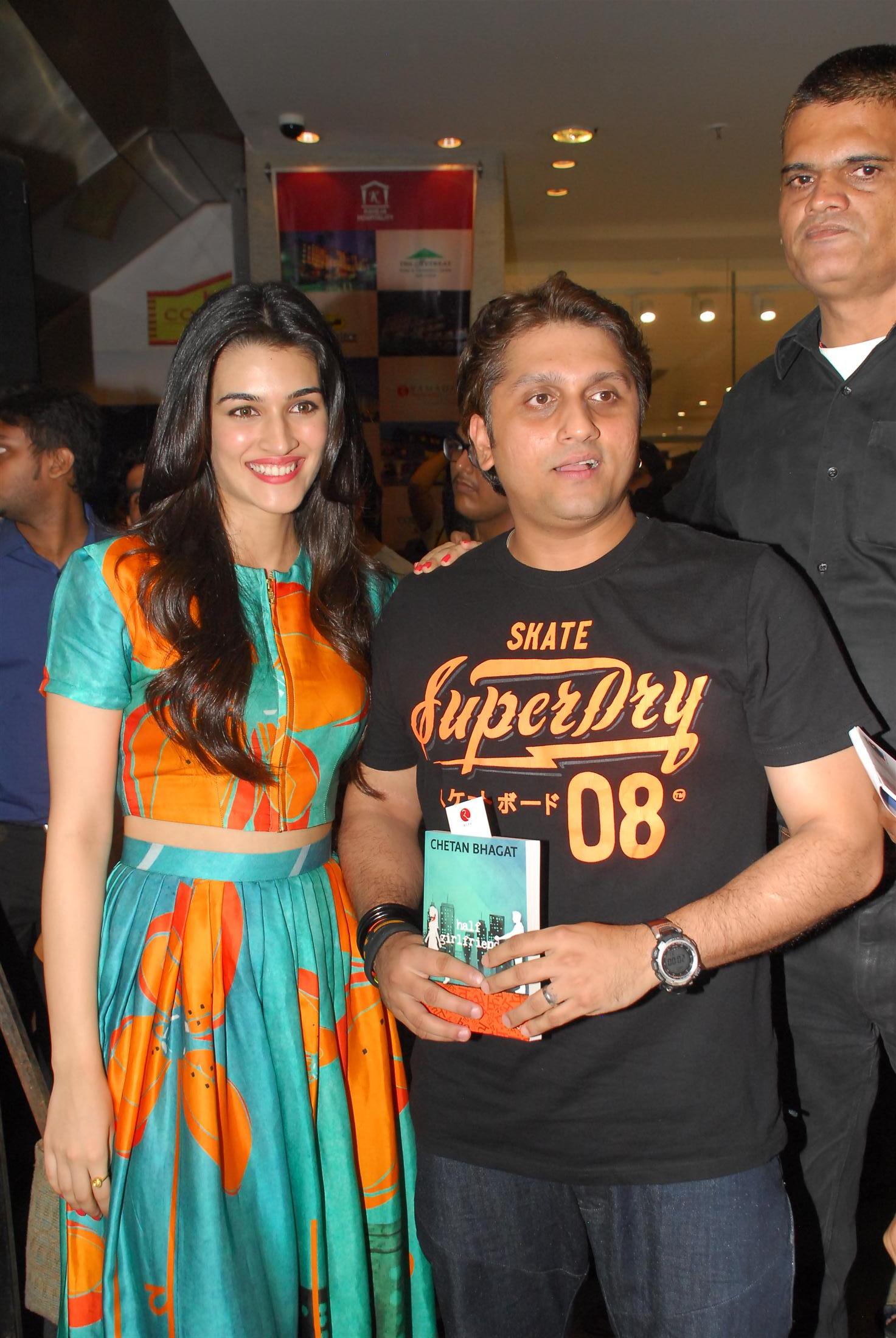 Kriti Sanon Launch Chetan Bhagat Half Girlfriend Book