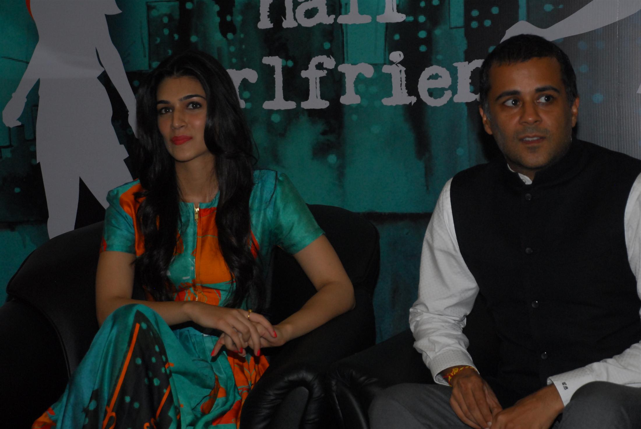 Kriti Sanon Launch Chetan Bhagat Half Girlfriend Book