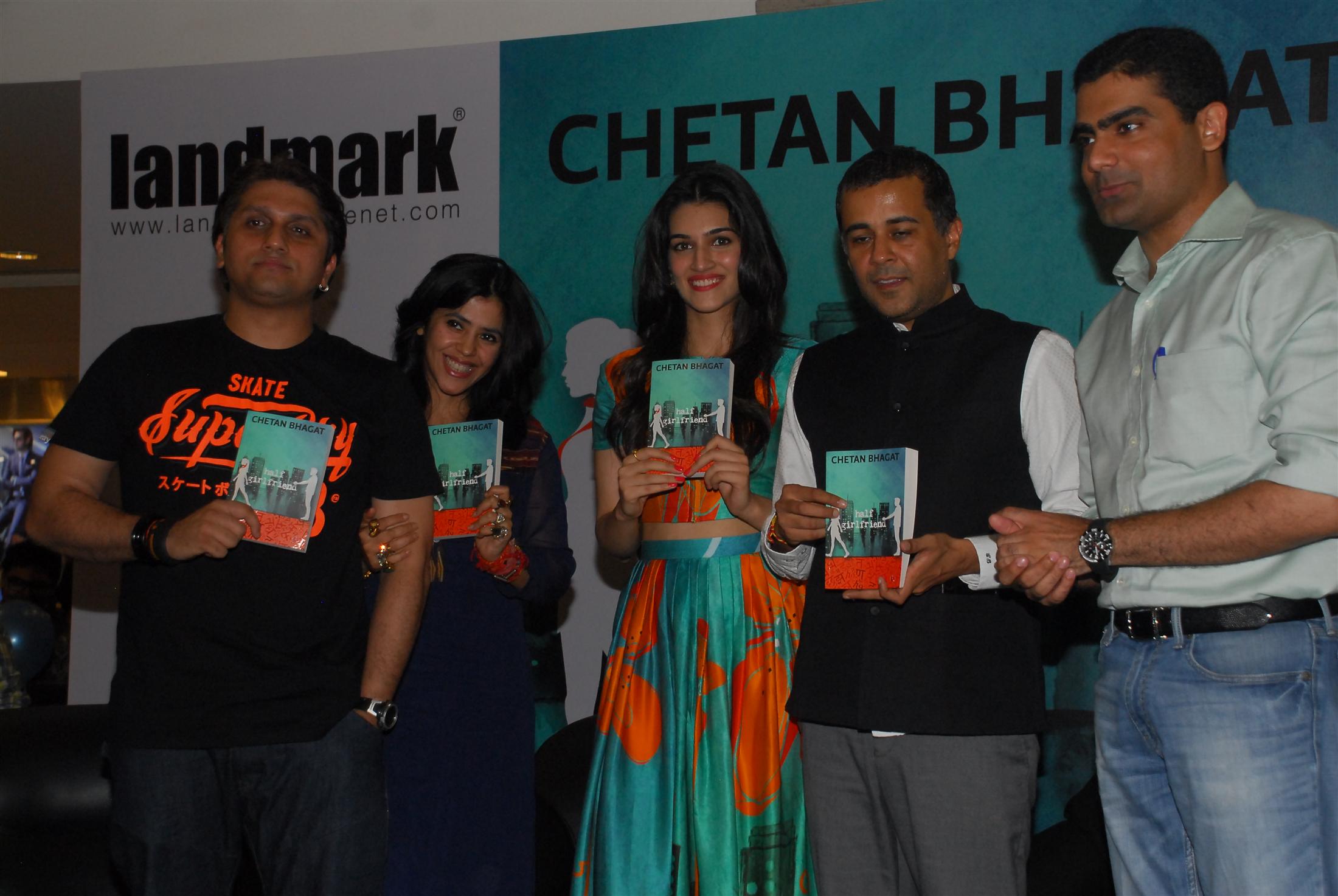 Kriti Sanon Launch Chetan Bhagat Half Girlfriend Book