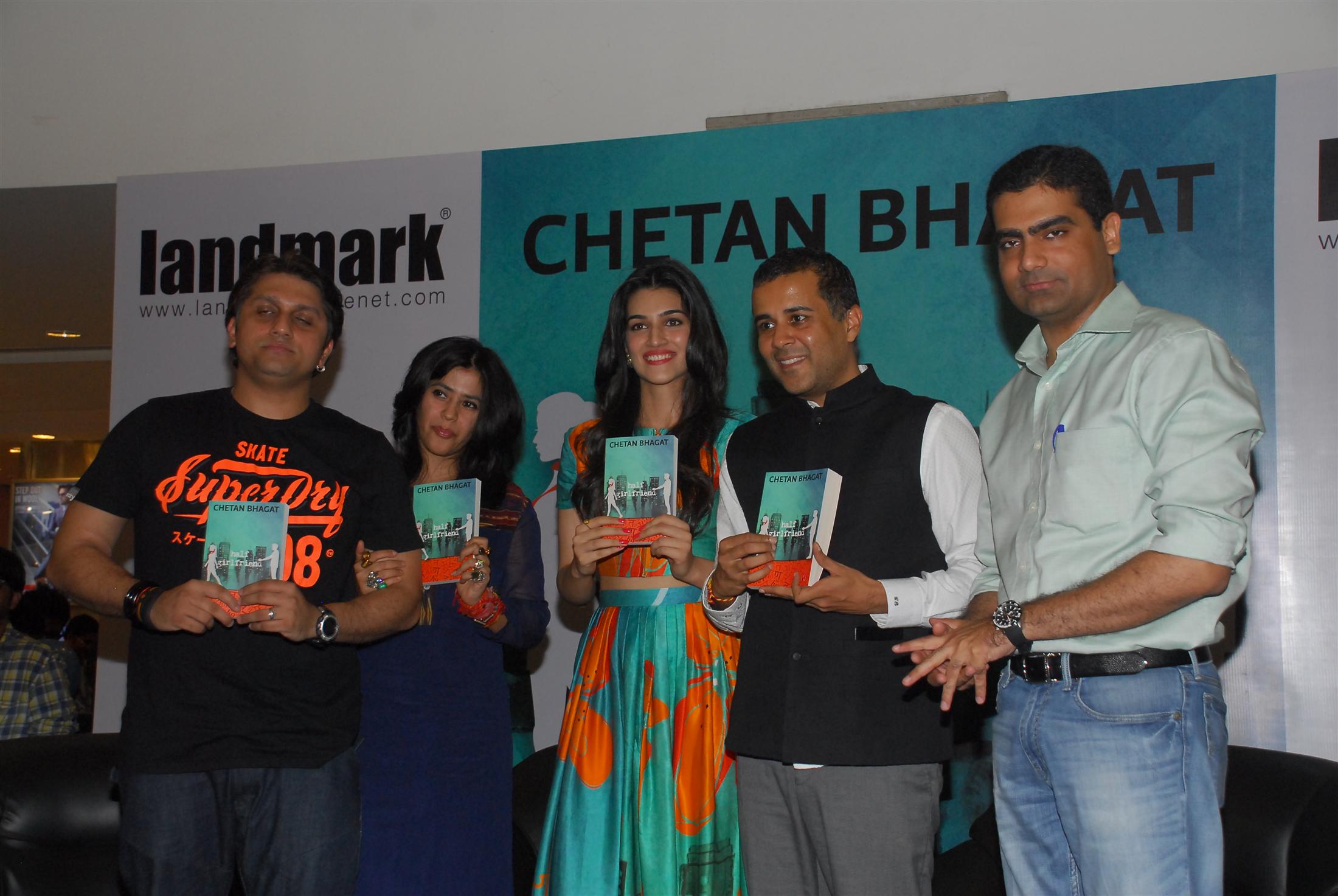 Kriti Sanon Launch Chetan Bhagat Half Girlfriend Book