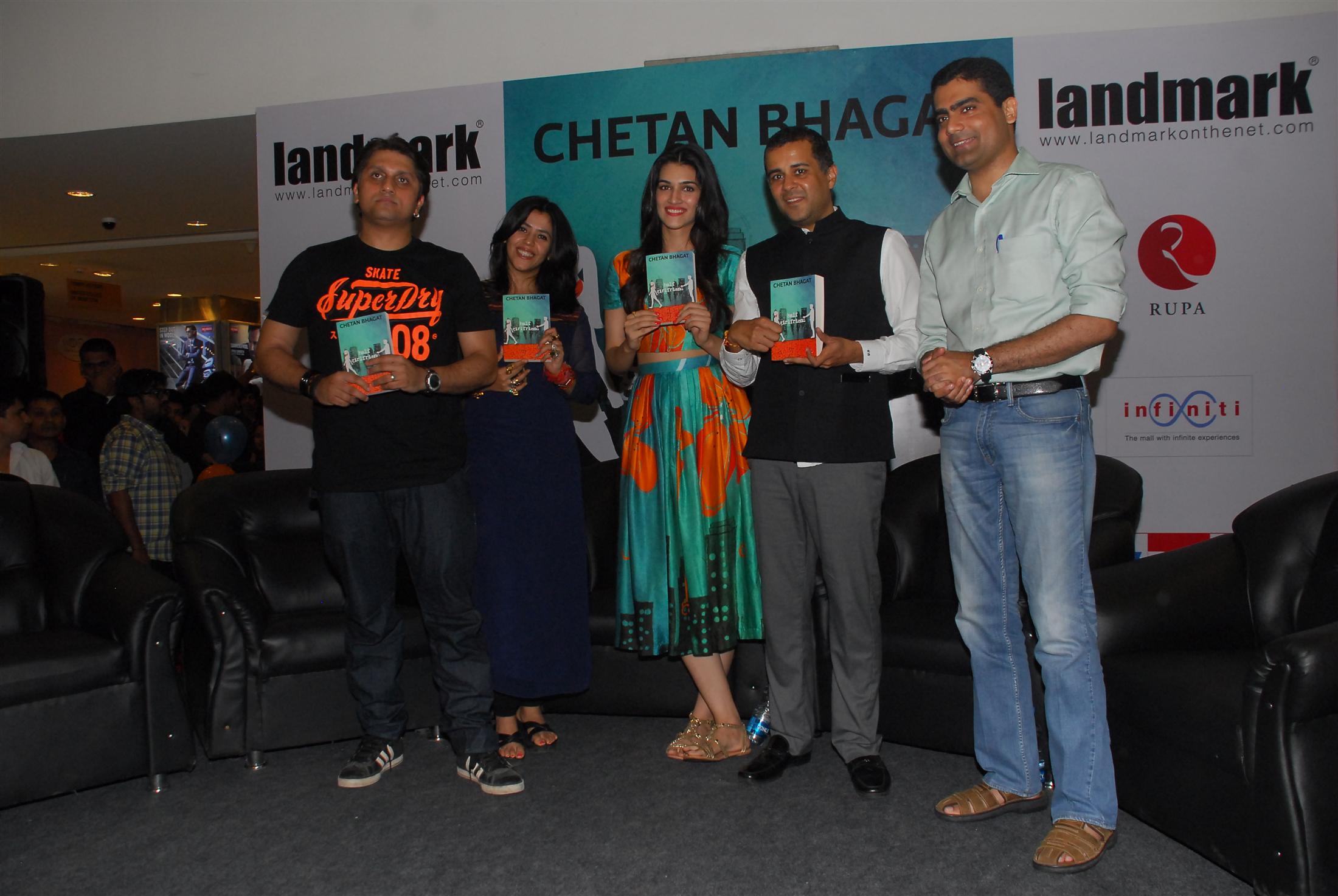 Kriti Sanon Launch Chetan Bhagat Half Girlfriend Book