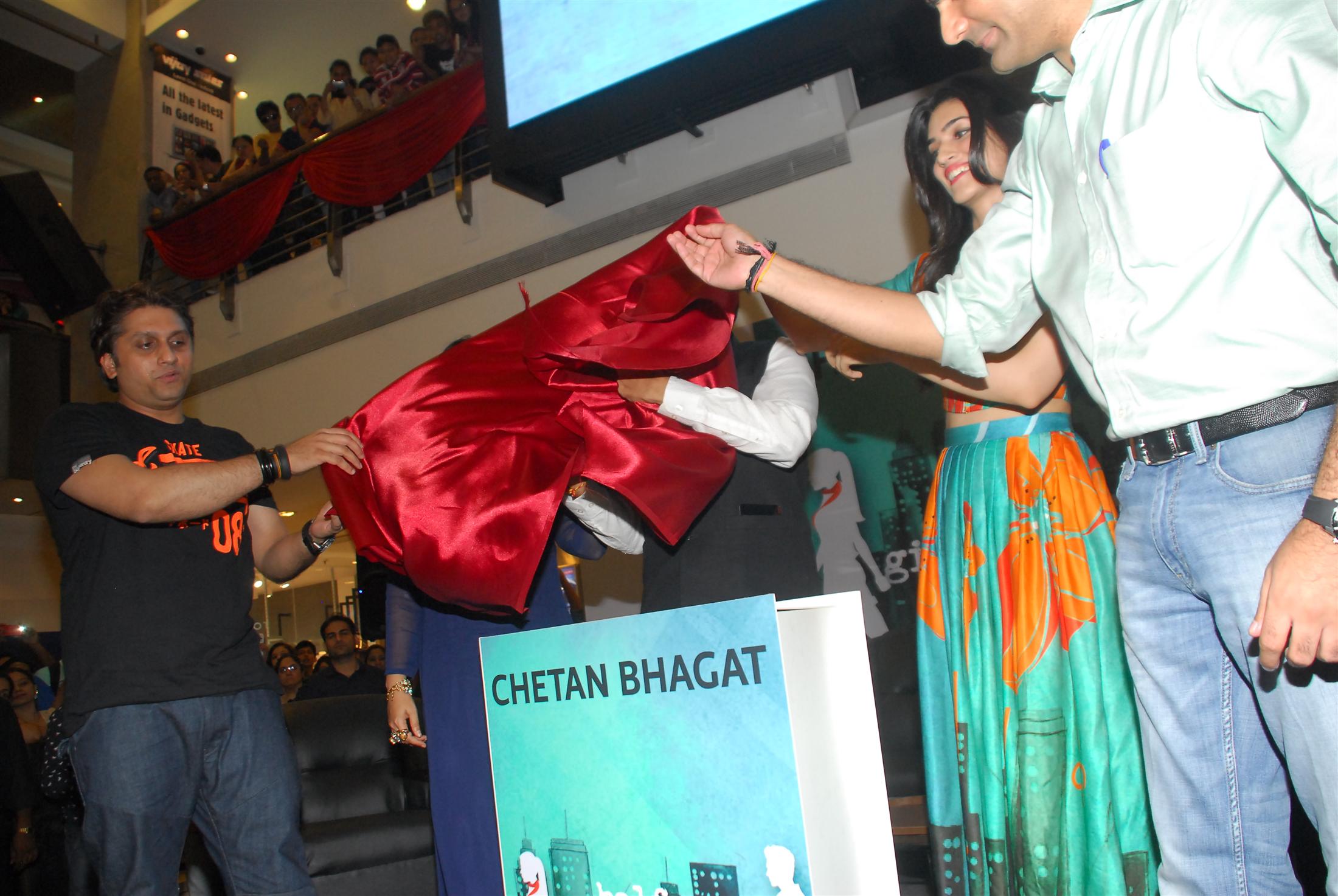 Kriti Sanon Launch Chetan Bhagat Half Girlfriend Book