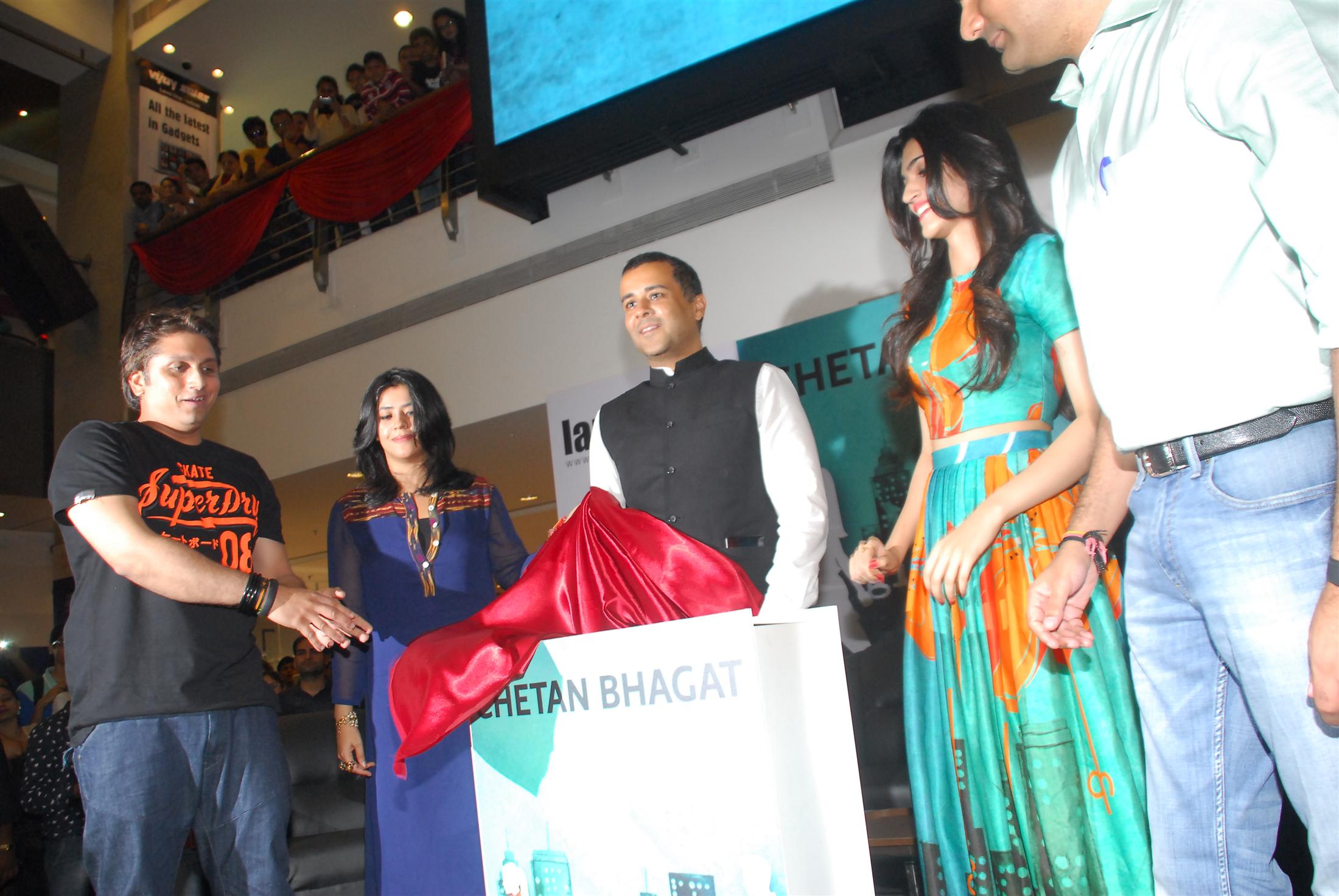 Kriti Sanon Launch Chetan Bhagat Half Girlfriend Book